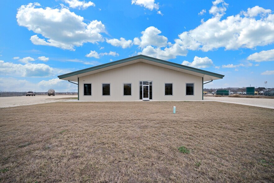 More Photos Of 200 N Yule Ave, Charlotte Office For Sale