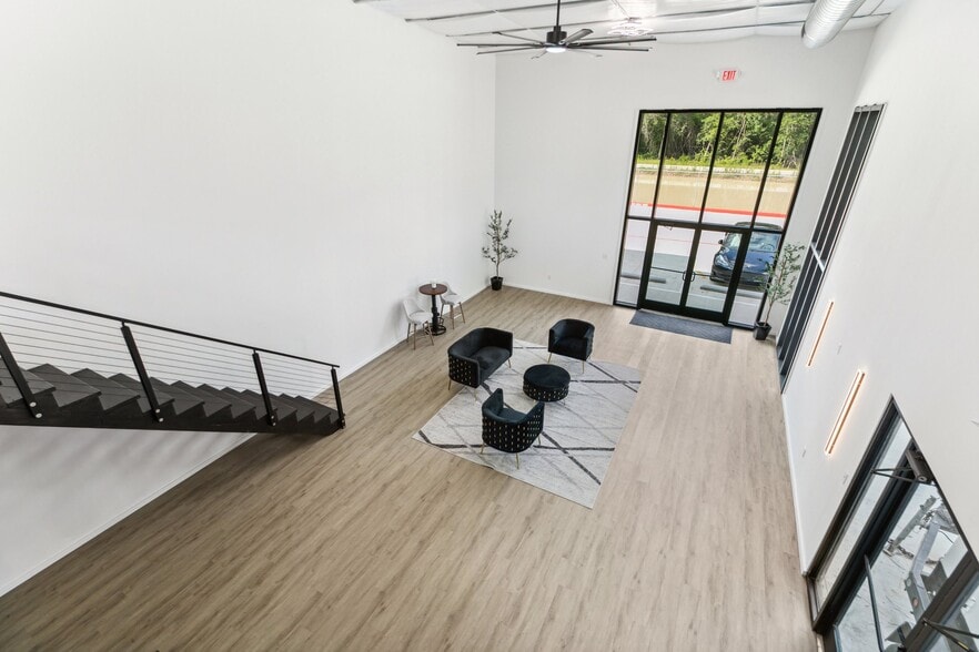 More Photos Of 12402 Malcomson Rd, Houston Self Storage For Sale