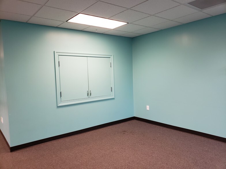 More Photos Of 300 Kenton Dr, Charleston Office For Lease