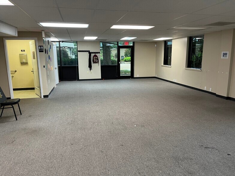 More Photos Of 9926 Main St, Fairfax Office For Lease