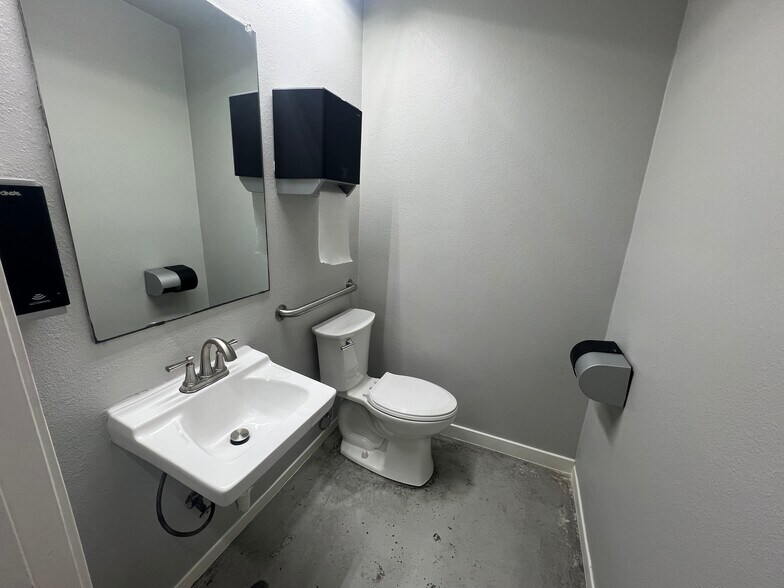 More Photos Of 317 Meyers Dr, Sherman Unknown For Lease