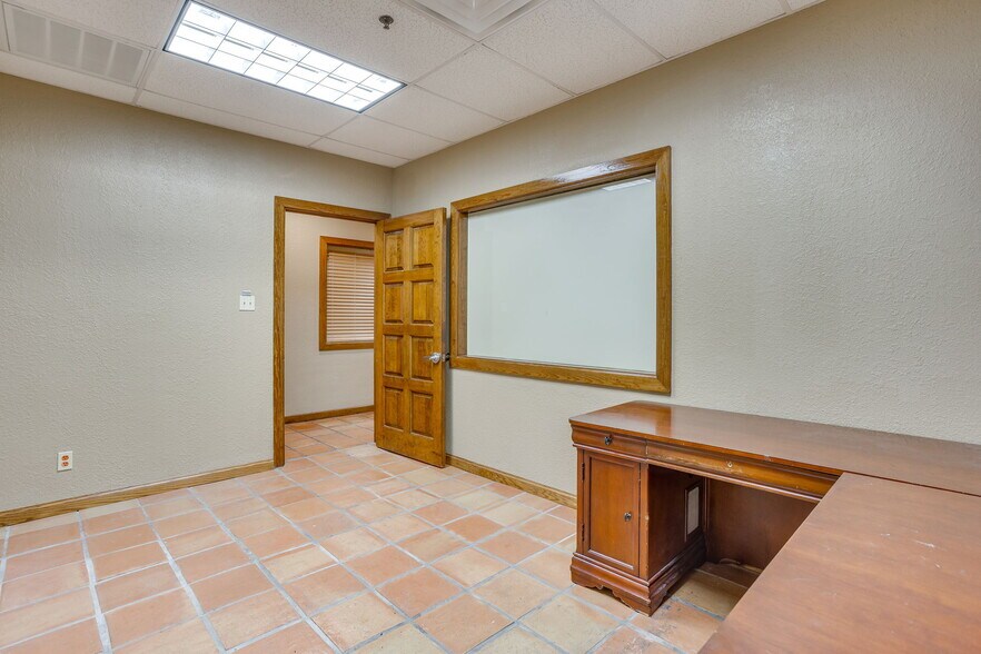 More Photos Of 3500 Noble Ave, Fort Worth Flex For Lease