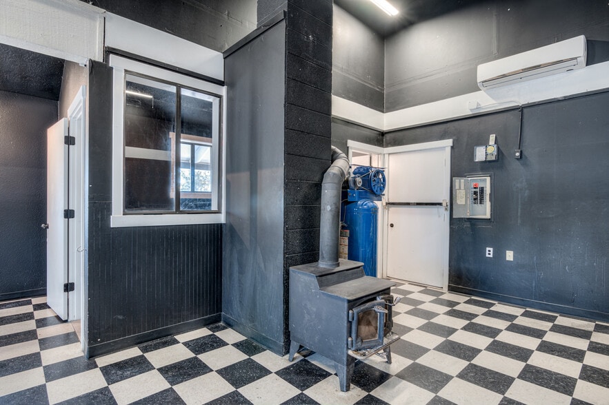 More Photos Of 64661 Bruce Ave, Bend General Retail For Sale
