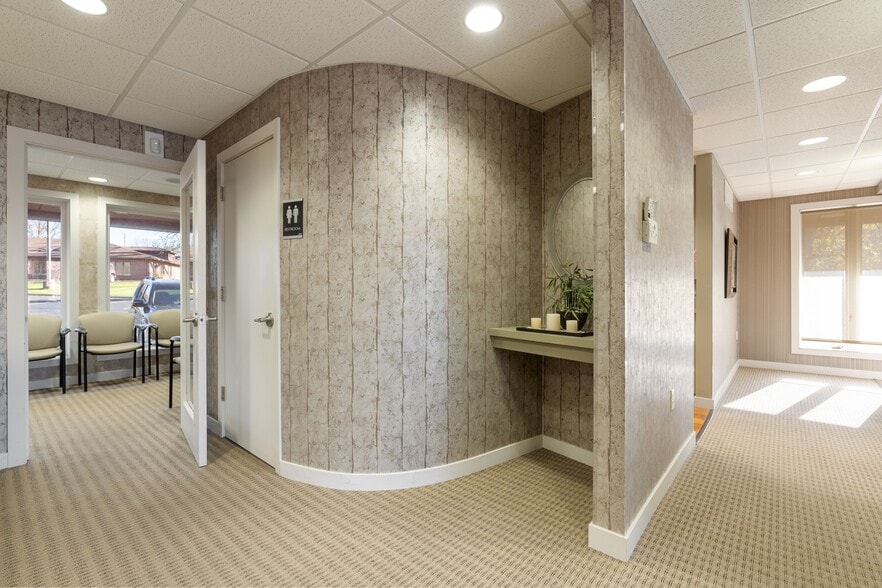 More Photos Of 604 35th Ave, Moline Medical For Lease