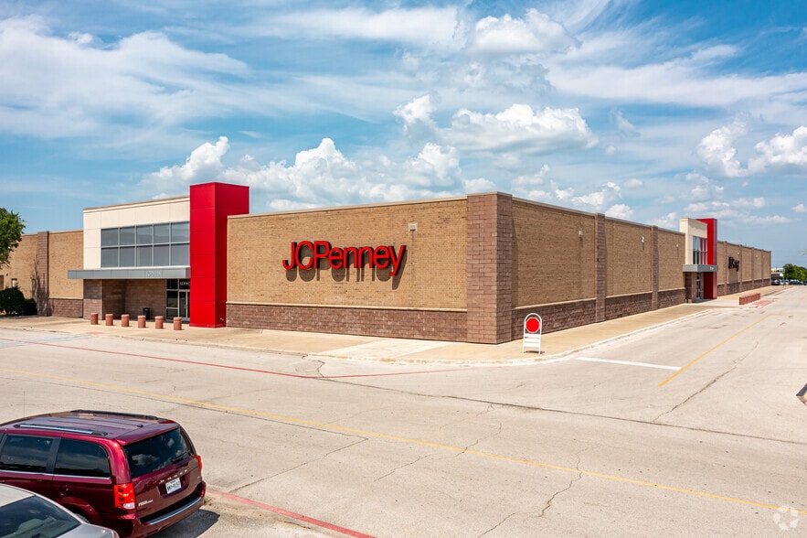 More Photos Of 2201 N Interstate 35 E, Denton Unknown For Lease