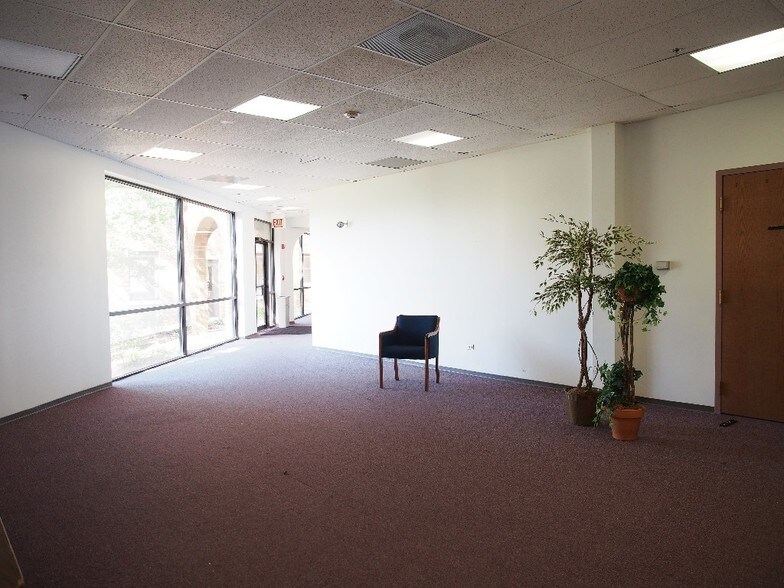 More Photos Of 329-331 S York Rd, Bensenville Daycare Center For Lease