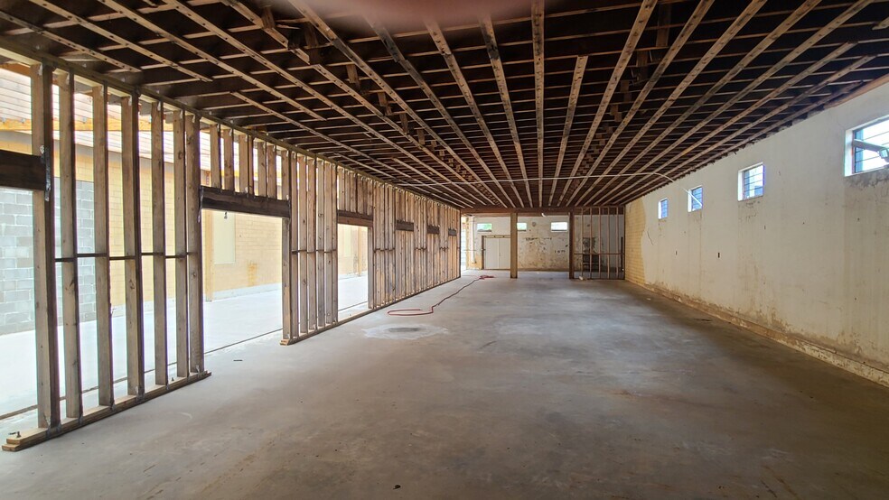 More Photos Of 201 6th St. N, Texas City Light Manufacturing For Sale