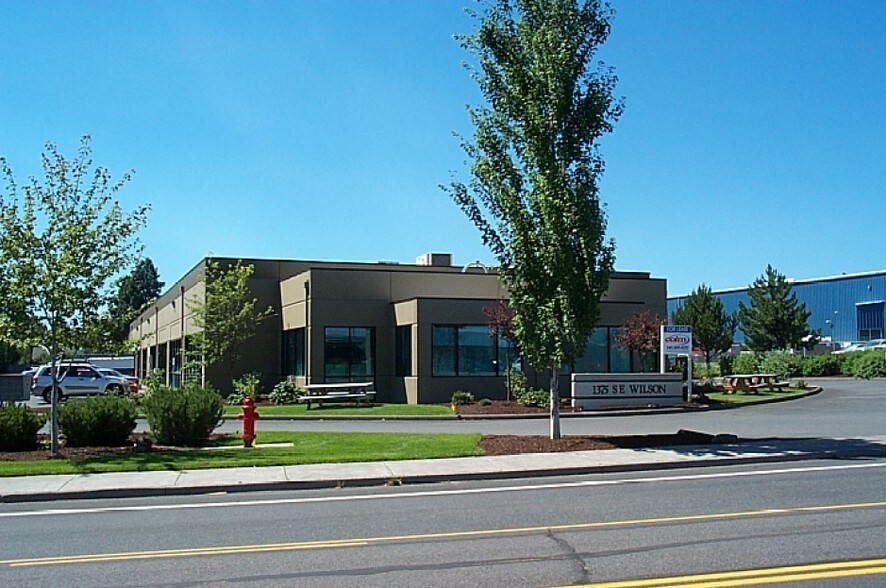 More Photos Of 1375 SE Wilson Ave, Bend Flex For Lease