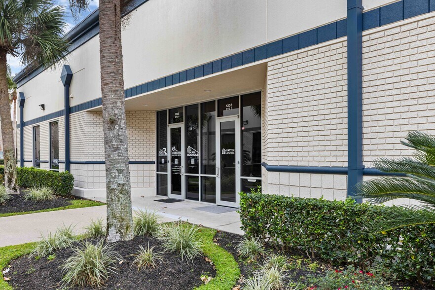 More Photos Of 1335 Space Park Dr, Houston Office For Lease