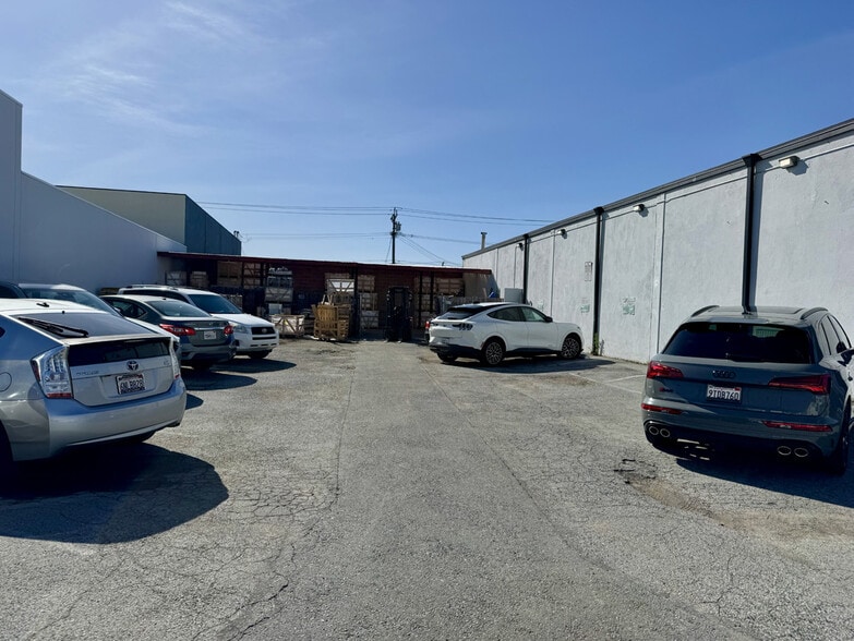 More Photos Of 931-933 American St, San Carlos Warehouse For Lease