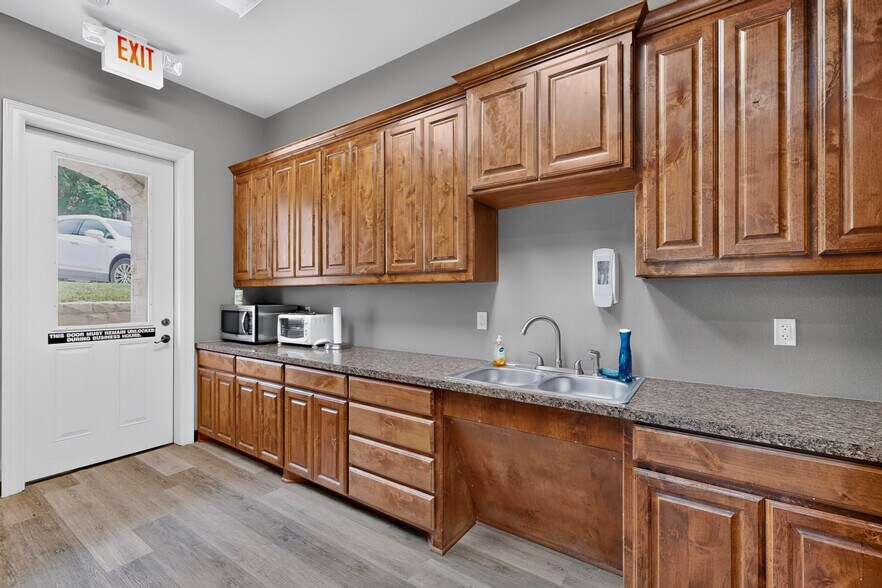 More Photos Of 2230 Bush Dr, McKinney Medical For Lease