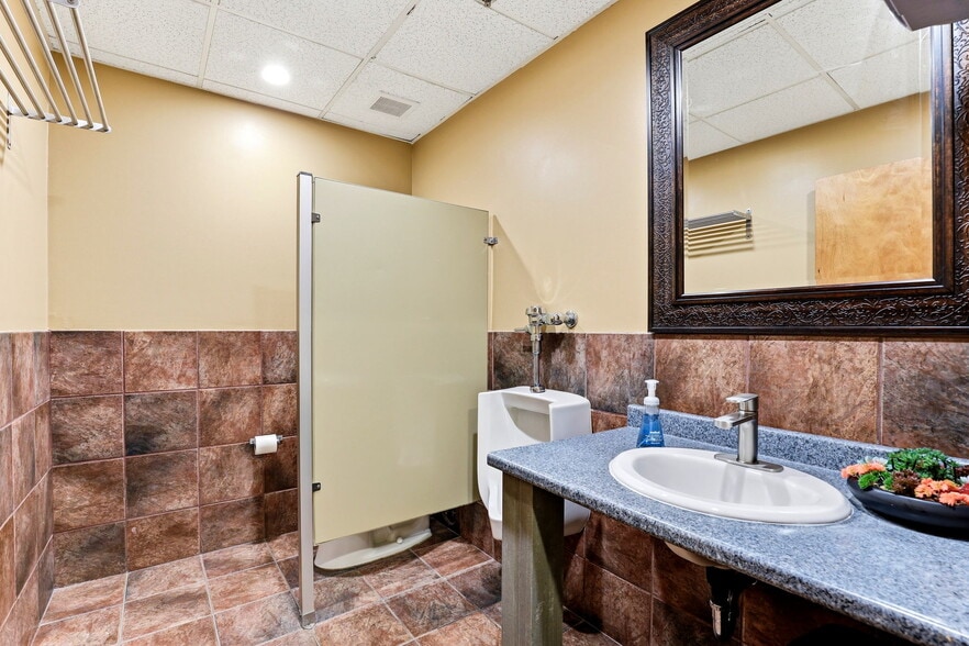 More Photos Of 7479-7491 Cahill Rd, Edina Showroom For Sale