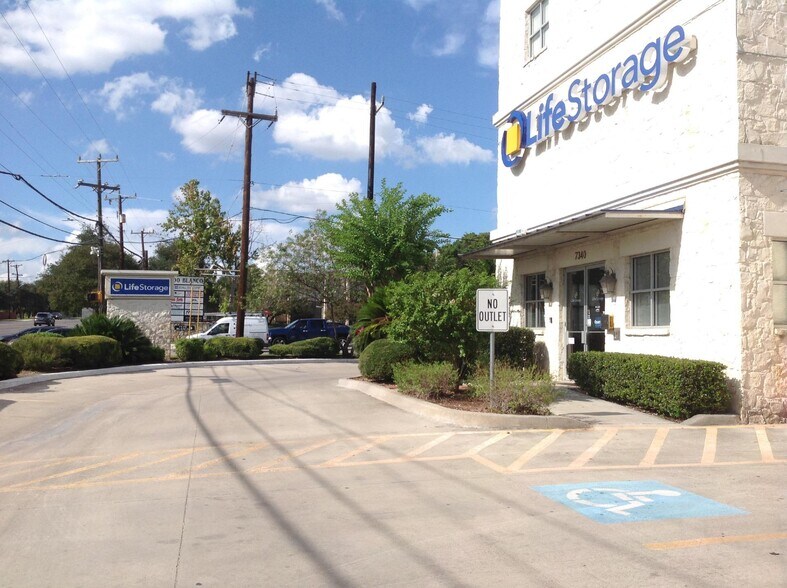 More Photos Of 7340 Blanco Rd, San Antonio Self Storage For Lease