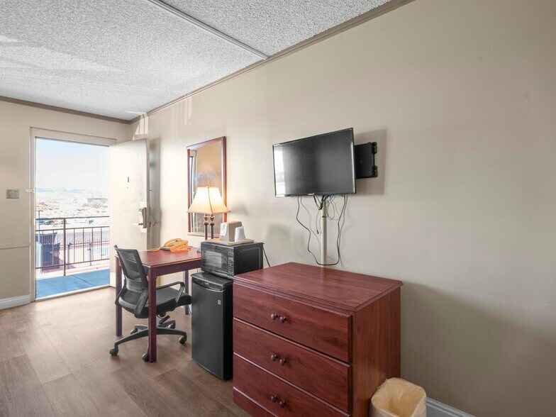 More Photos Of 1225 S State St, Salina Hotel For Sale