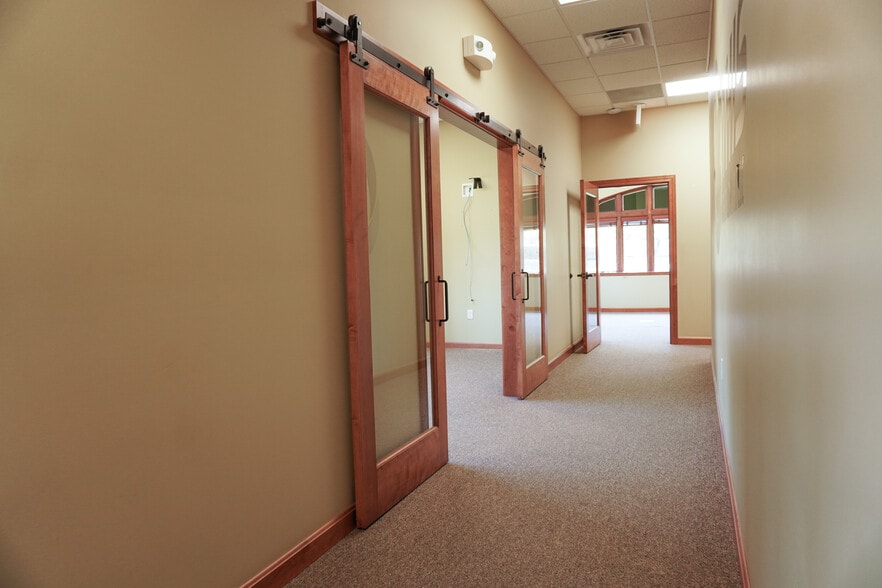 More Photos Of 2021 Vanesta Pl, Manhattan Office For Lease