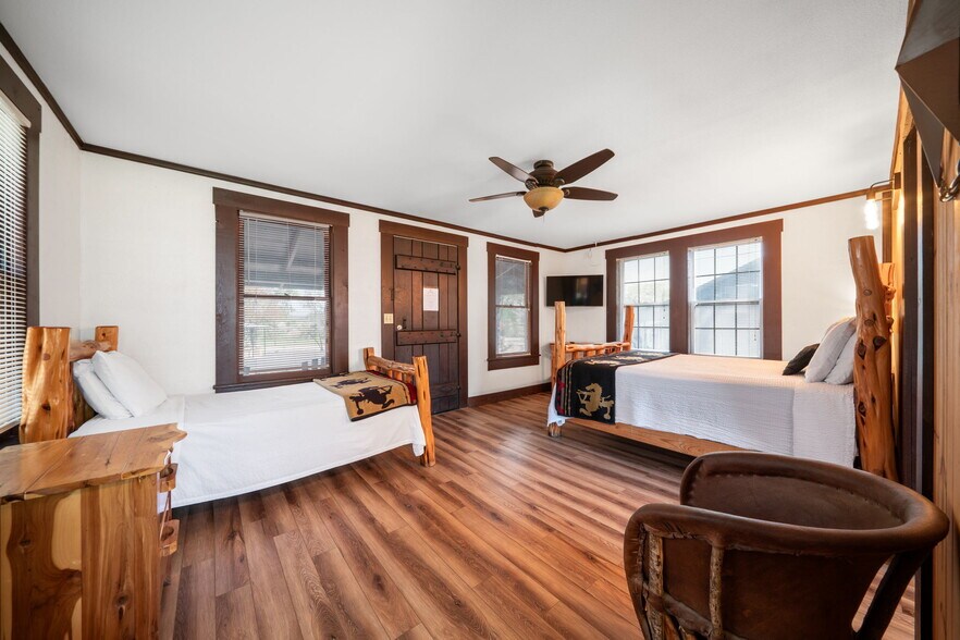 More Photos Of 1103 Maple St, Bandera Hotel For Sale