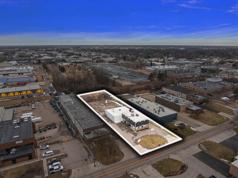 More Photos Of 1216-1218 Combermere Dr, Troy Warehouse For Lease