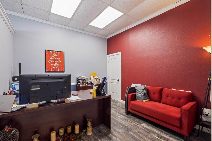 More Photos Of 902 51st St, Galveston Light Manufacturing For Sale