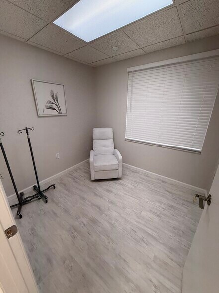 More Photos Of 7021 S Tamiami Trl, Sarasota Office For Sale