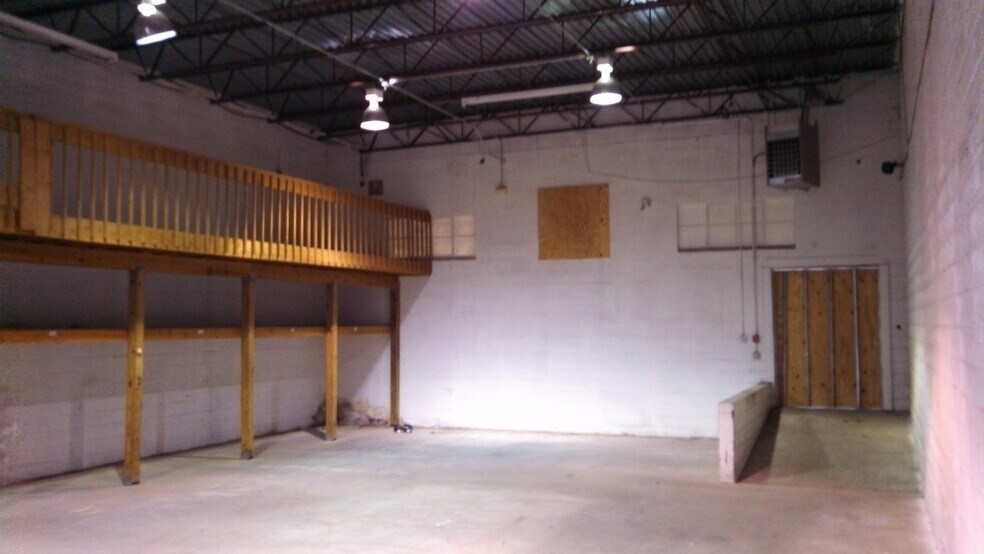 More Photos Of 1166-1200 W Chestnut St, Union Township Showroom For Lease