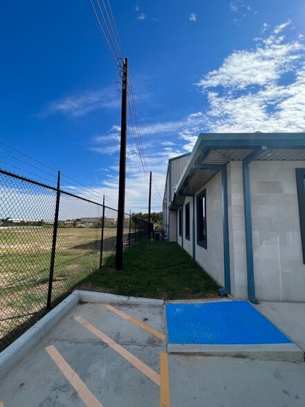 More Photos Of 18630 Intercontinental Crossing Dr, Houston Warehouse For Lease