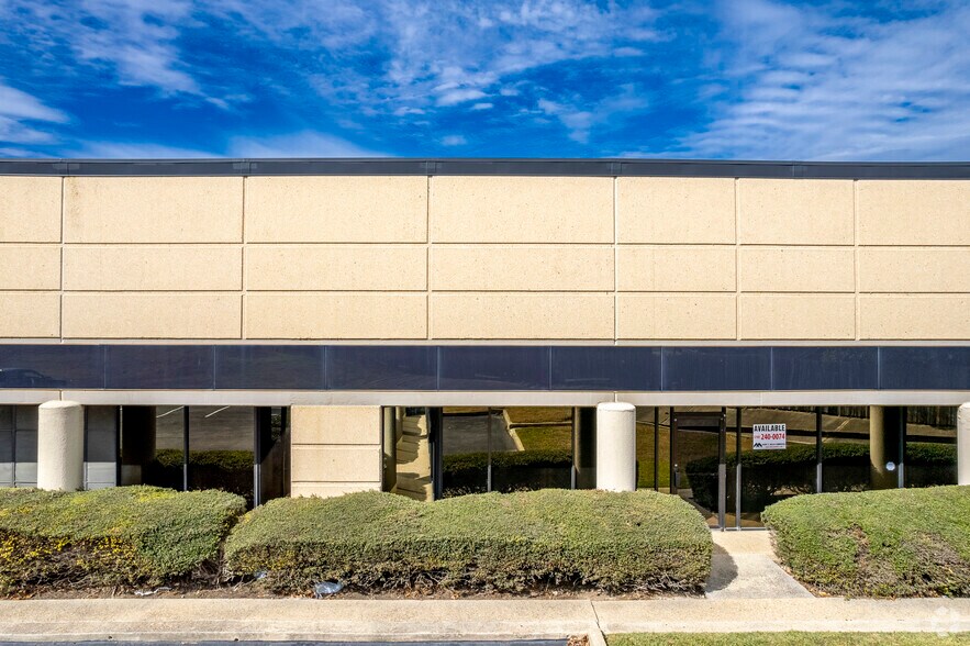 More Photos Of 5600-5624 Randolph Blvd, San Antonio Unknown For Lease