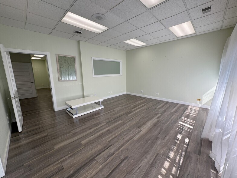 More Photos Of 939 N Plum Grove Rd, Schaumburg Medical For Lease