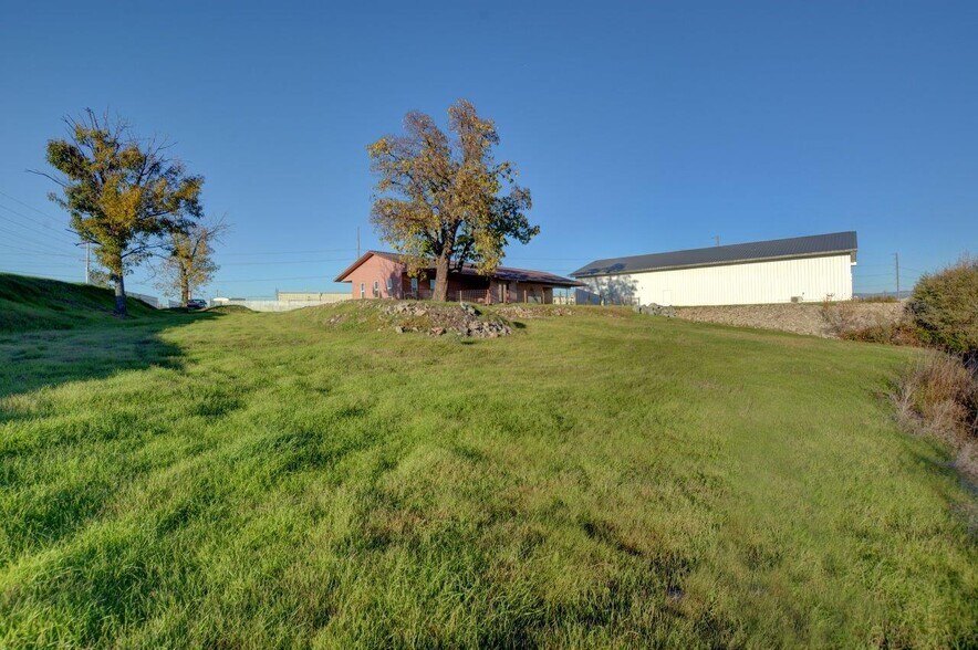 More Photos Of 6804 Agate Rd, White City Flex For Sale