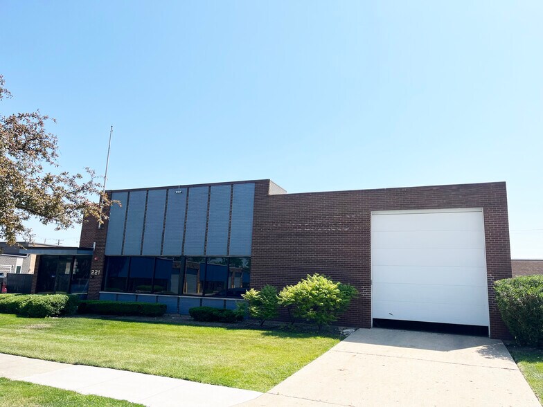 Primary Photo Of 221 King St, Elk Grove Village Manufacturing For Sale