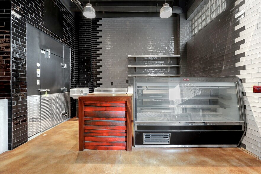 More Photos Of 819 N California Ave, Chicago Bar For Sale