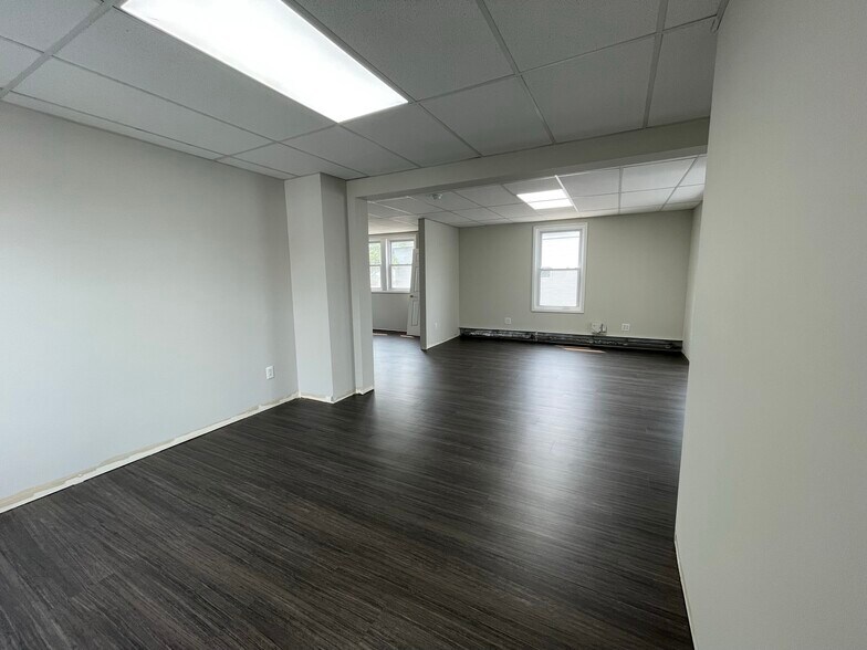 More Photos Of 744-748 Montauk Hwy, Bayport Storefront Retail Residential For Lease