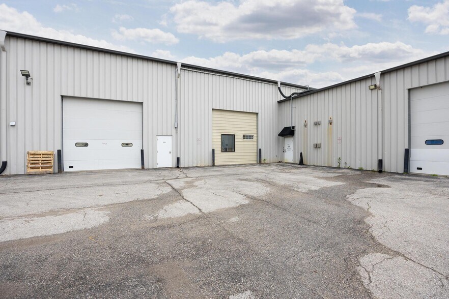 More Photos Of 2000 James St, Coralville Service For Lease