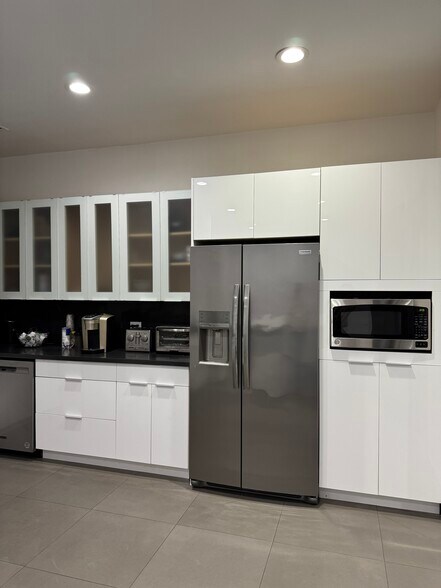 More Photos Of 825 S Barrington Ave, Los Angeles Office For Sale