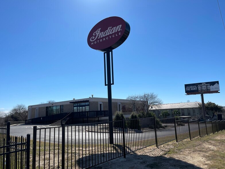 More Photos Of 2401 S Interstate 35, Austin Freestanding For Sale