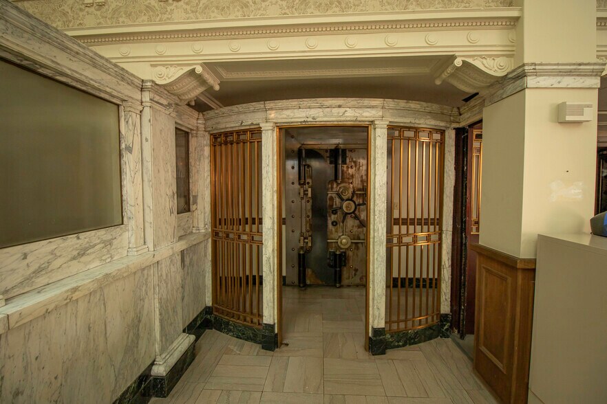 More Photos Of 301 Columbia St, Lafayette Office For Sale