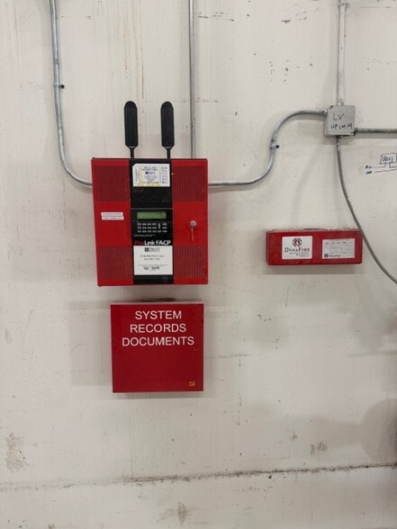 More Photos Of 8102 Blanding Blvd, Jacksonville Storefront For Lease