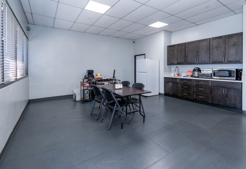 More Photos Of 5921-5923 Lakeshore Dr, Cypress Warehouse For Sale