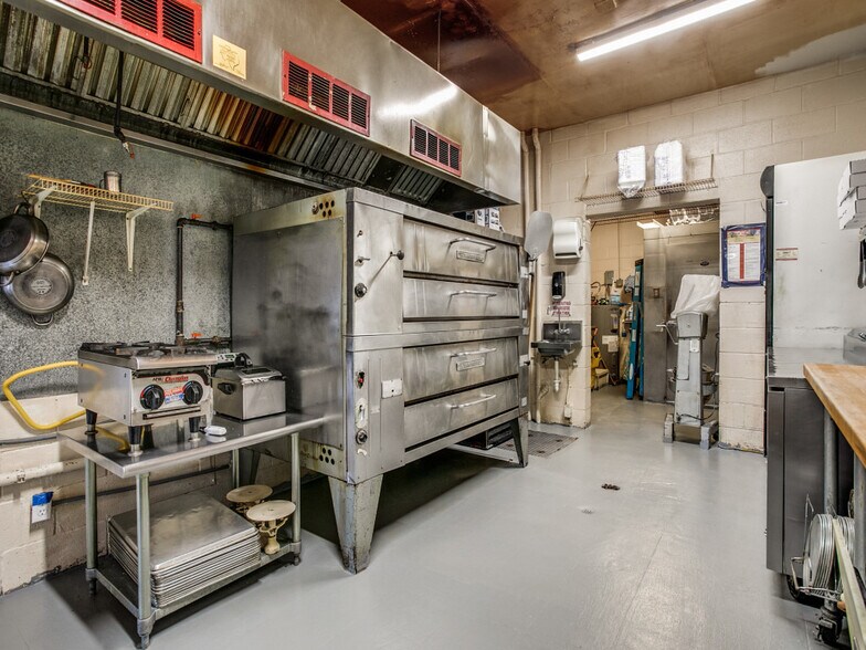 More Photos Of 226 E Fest St, San Antonio Restaurant For Sale