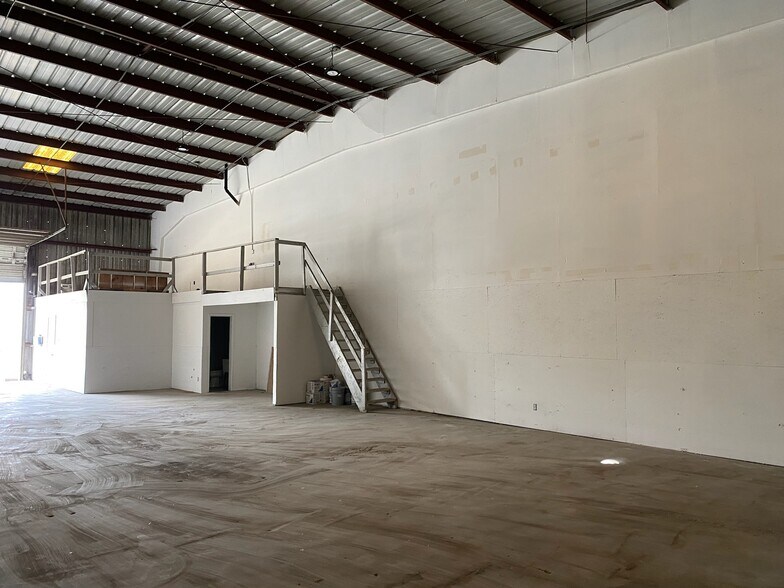 Primary Photo Of 615-629 Leago St, Houston Service For Lease