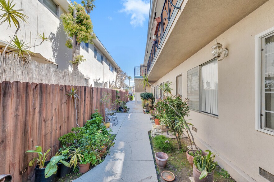 More Photos Of 1531 Corinth Ave, Los Angeles Apartments For Sale