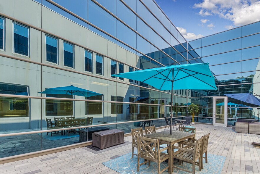 More Photos Of 9405 Arrowpoint Blvd, Charlotte Office For Lease