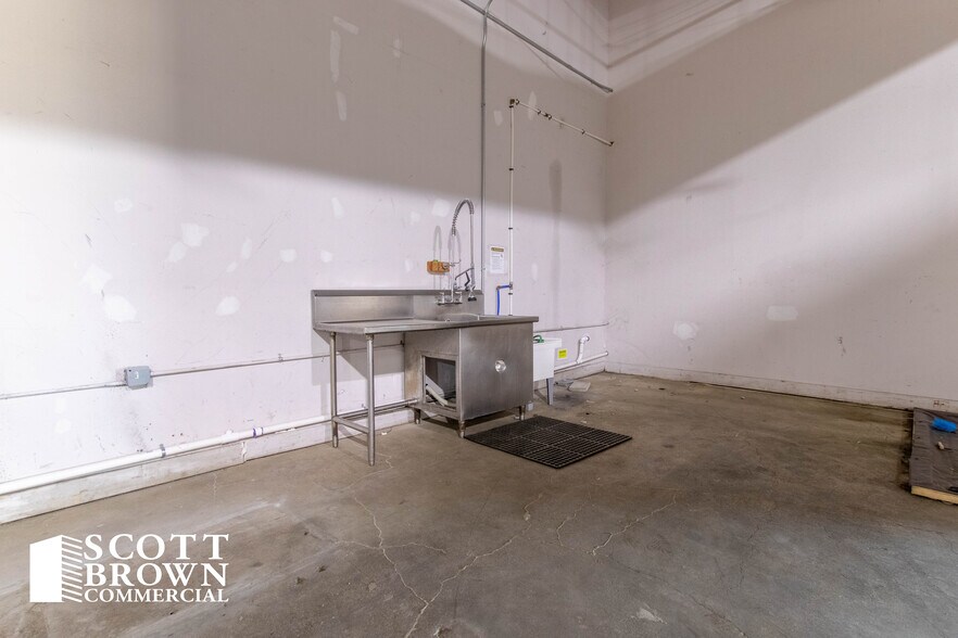 More Photos Of 1512 I-35 W, Denton Unknown For Lease