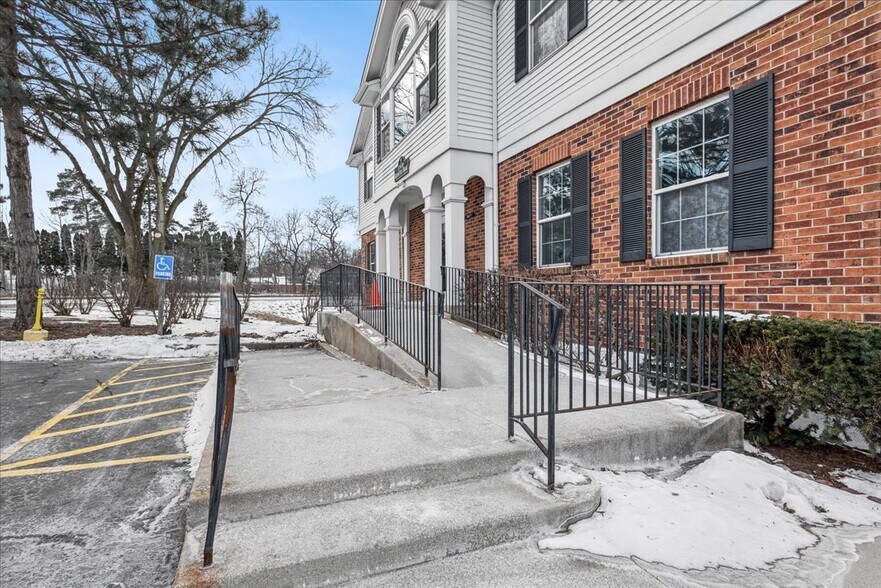 More Photos Of 27W130 Roosevelt Rd, Winfield Office For Lease