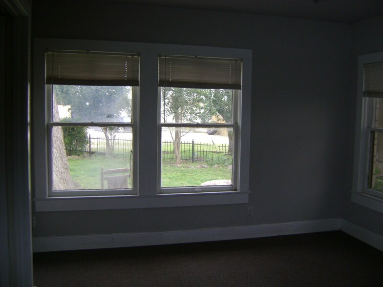 More Photos Of 13170 Pond Springs Rd, Austin Auto Repair For Sale