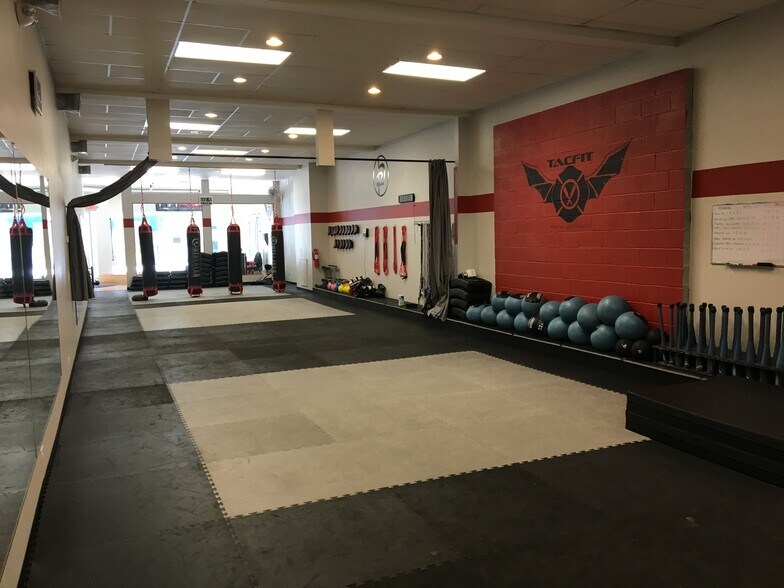 More Photos Of 1017 Davis St, Evanston Storefront For Lease