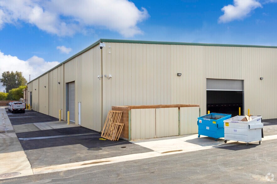 More Photos Of 3401 N Sillect Ave, Bakersfield Distribution For Lease