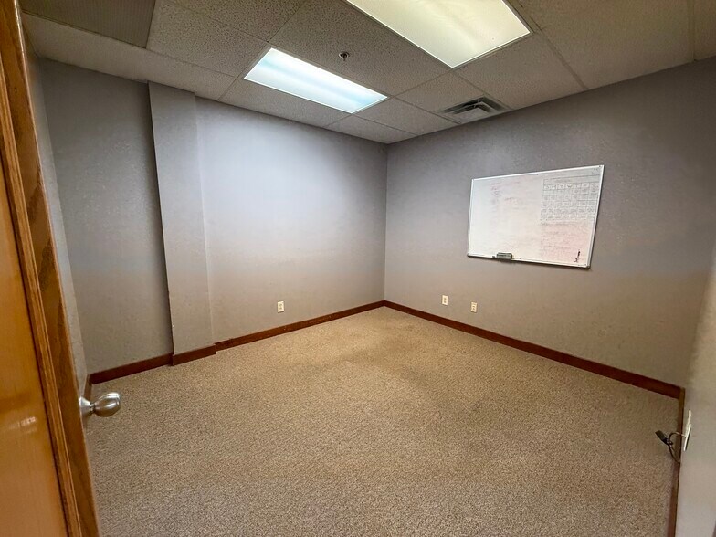 More Photos Of 12635-12651 Hemlock St, Overland Park Showroom For Sale