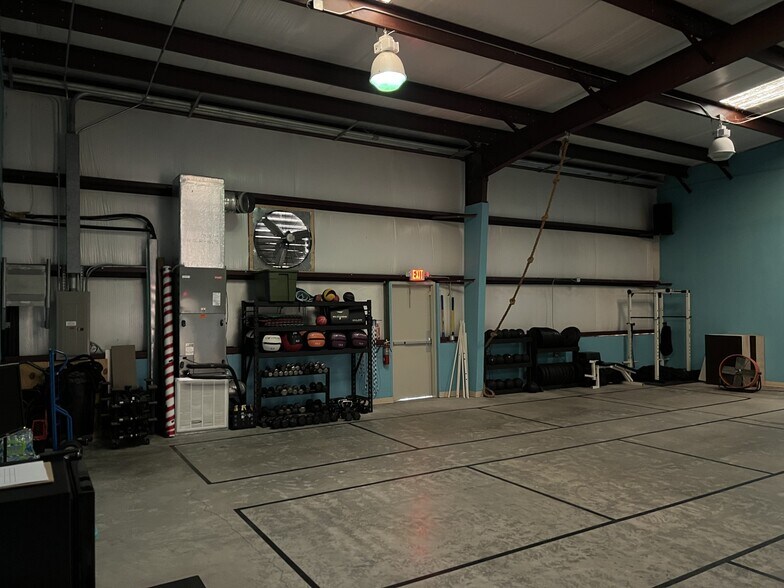 More Photos Of 2552-2558 Merchant Ave, Odessa Warehouse For Lease