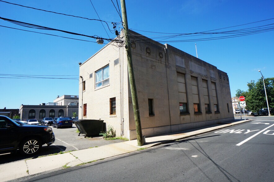 More Photos Of 242 State St, Hackensack Freestanding For Lease