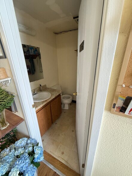 More Photos Of 307 N Nordic Dr, Petersburg Storefront For Sale